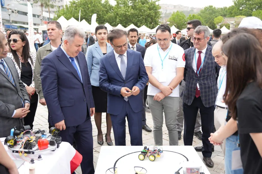 İzmir'de 'Liselerde Bilim Uygulamaları' sergisi gerçekleştirildi