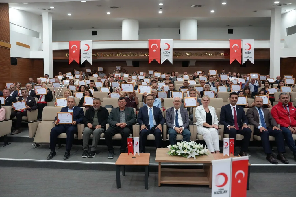 İzmir'de kan bağışı çalışmalarına destek sertifika töreni