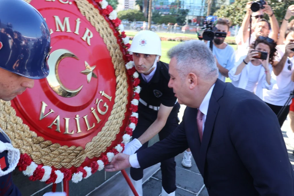 İzmir'in kurtuluşu coşkuyla kutlandı: Tarihi anların 102. yılı