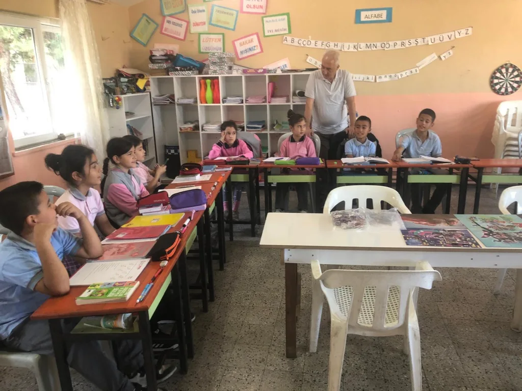 Kemalpaşa İlçe Milli Eğitim Müdürü Ogün Derse, okul ziyaretlerinde bulundu