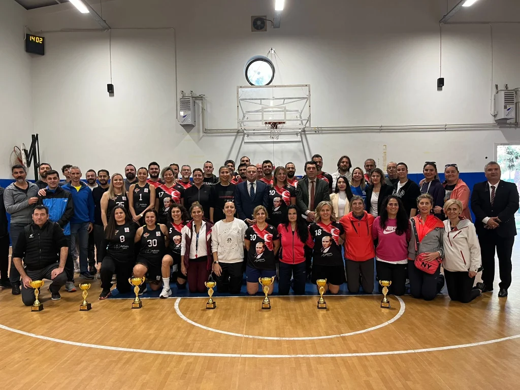 Öğretmenler sahada: İzmir’de 24 Kasım coşkusu sporla kutlandı!