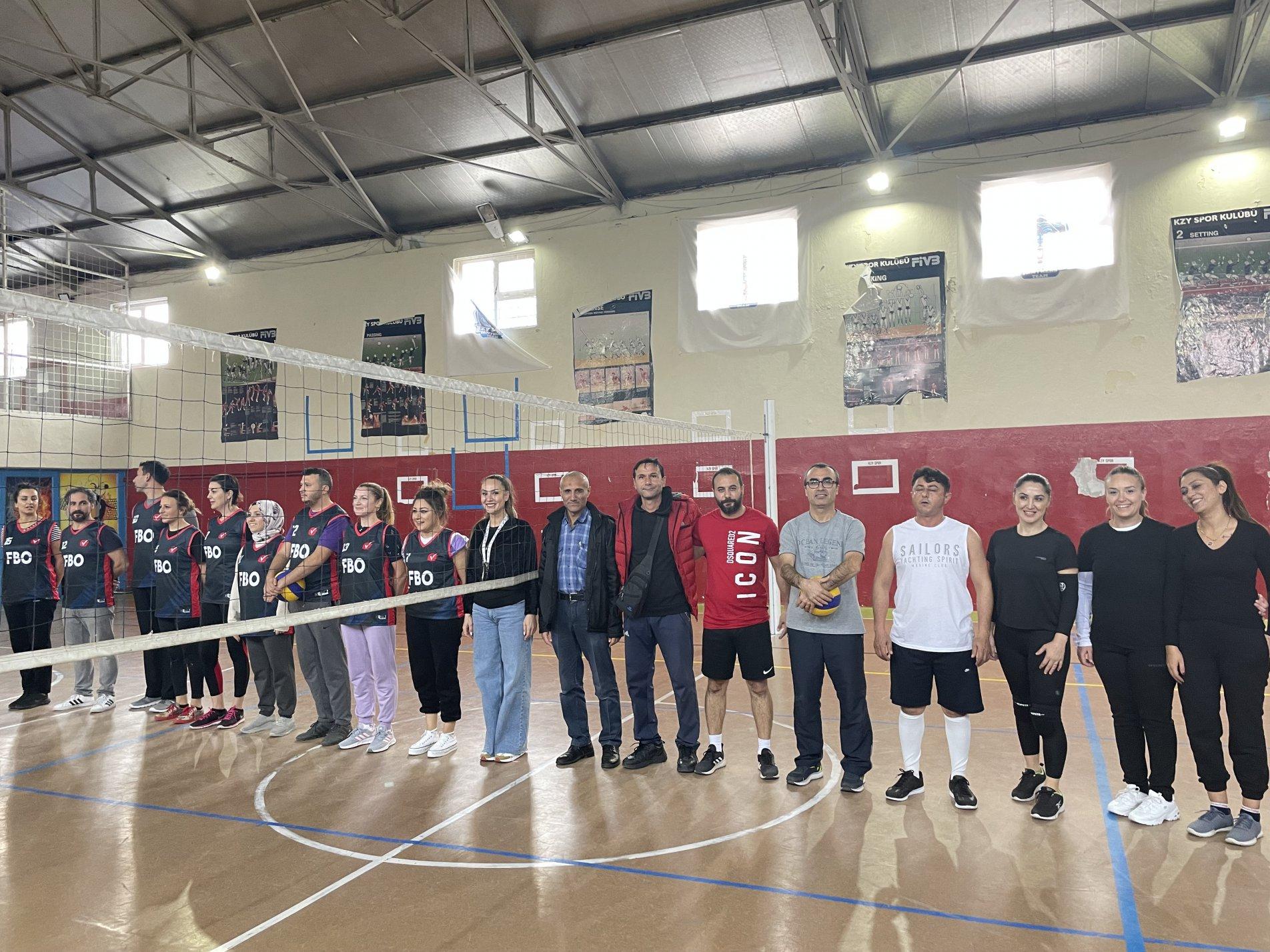 Aliağa'da öğretmenler voleybol maçlarında buluşuyor