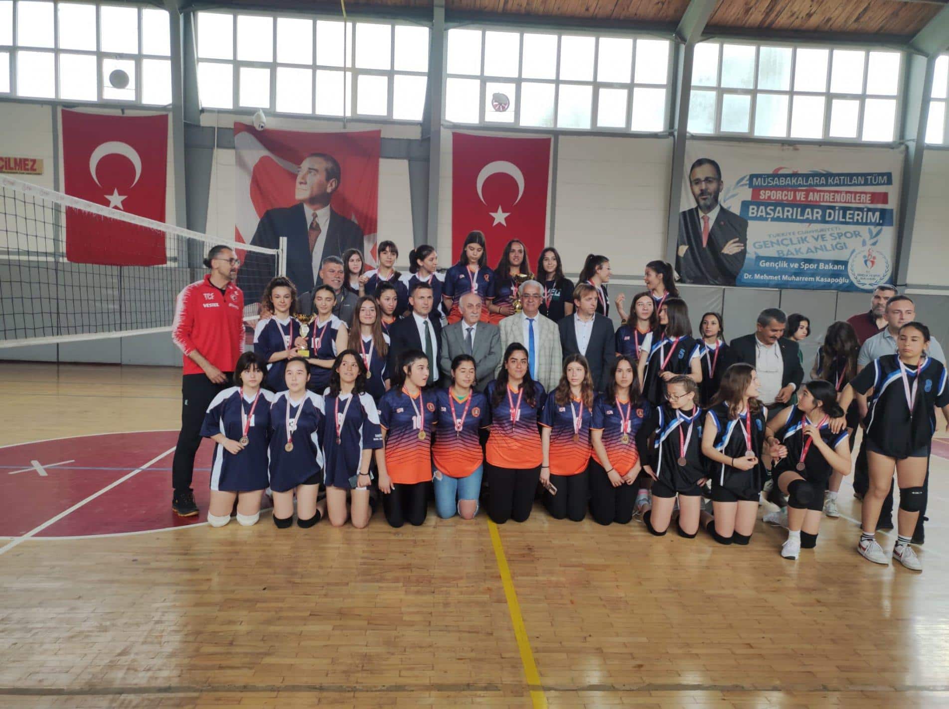 Selçuk İlçe Milli Eğitim Müdürü Cezayir Bilekli başarılı sporcularına ödül dağıttı