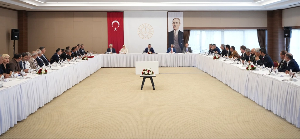 Bakan Yusuf Tekin, eğitim sendikaları ile buluştu