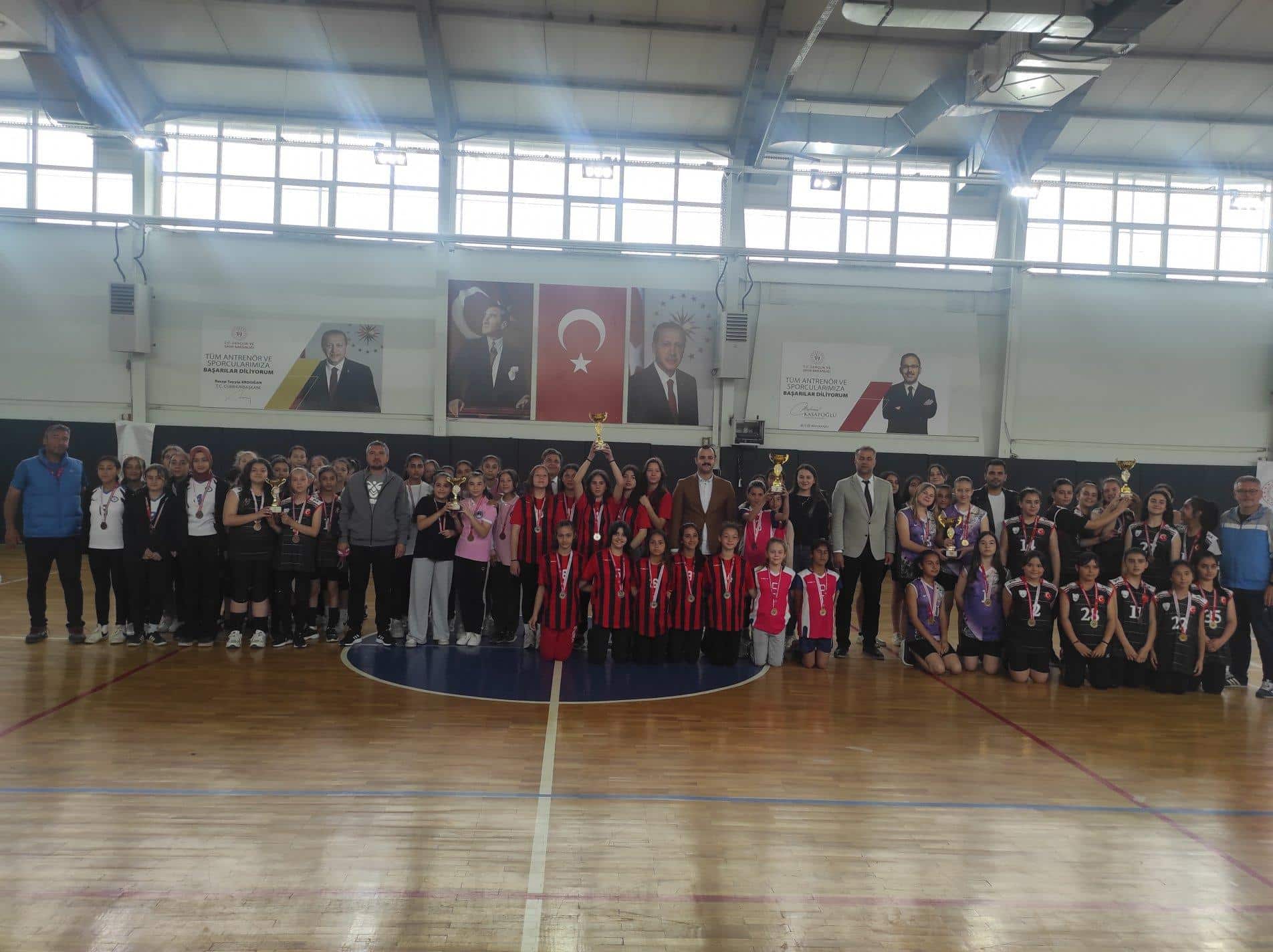 Kınık İlçe Milli Eğitim Müdürlüğü'nde madalya zamanı